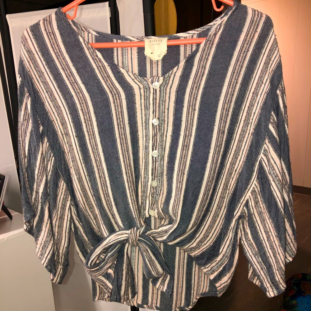 Francesca’s cute mid sleeve top